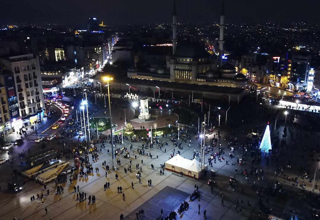 Taksim Meydanı'nda yılbaşı! Havadan g&ouml;r&uuml;nt&uuml;lendi