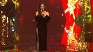 Gökçe Bahadır O Ses Türkiye yılbaşı programında jüriyi büyüledi! Sende bir Zuhal Olcay asaleti var