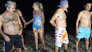 Meteorolojinin kırmızı alarm verdiği ilde 2022'yi denize girerek karşıladılar