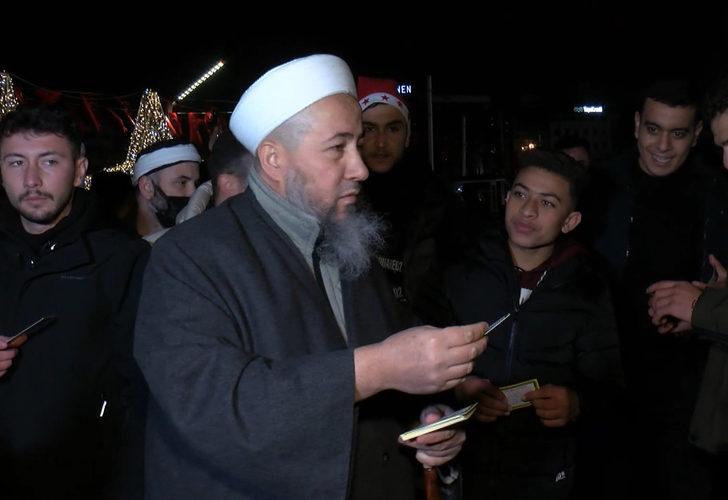 Taksim'de yılbaşı kutlayanlara "Ey Müslüman kardeşim" yazılı bildiri dağıttılar