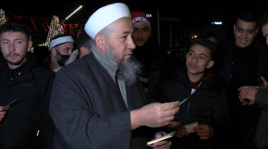 Taksim'de yılbaşı kutlayanlara "Ey Müslüman kardeşim" yazılı bildiri dağıttılar