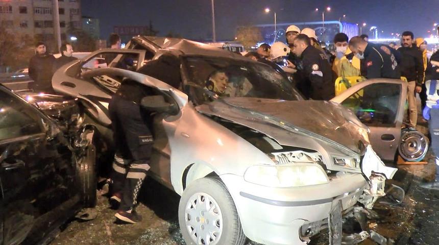 Beylikdüzü'nde feci kaza! 11 araç birbirine girdi: Çok sayıda yaralı
