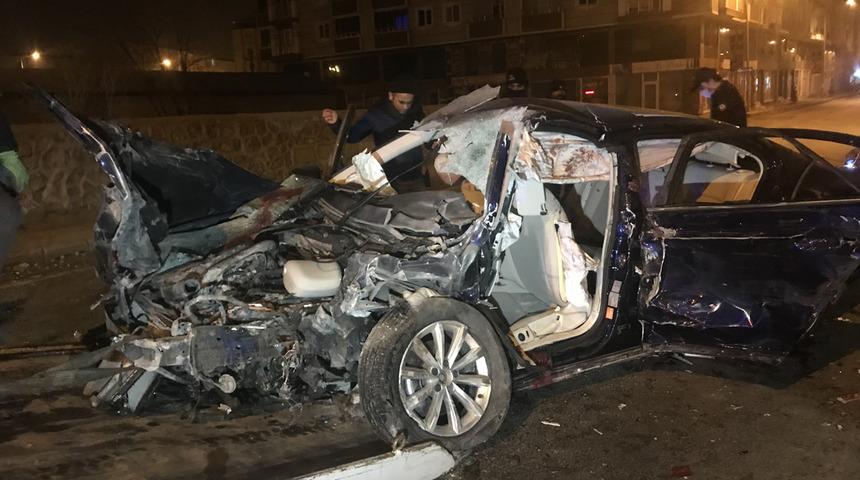 Kars'ta korkunç kaza! Otomobil bahçe duvarına çarptı: 4 ölü, 1 çocuk yaralı