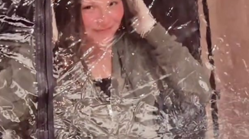 Koronavirüs olması engel tanımadı! Ailesiyle yılbaşı yemeği yemek için ilginç bir yol seçti