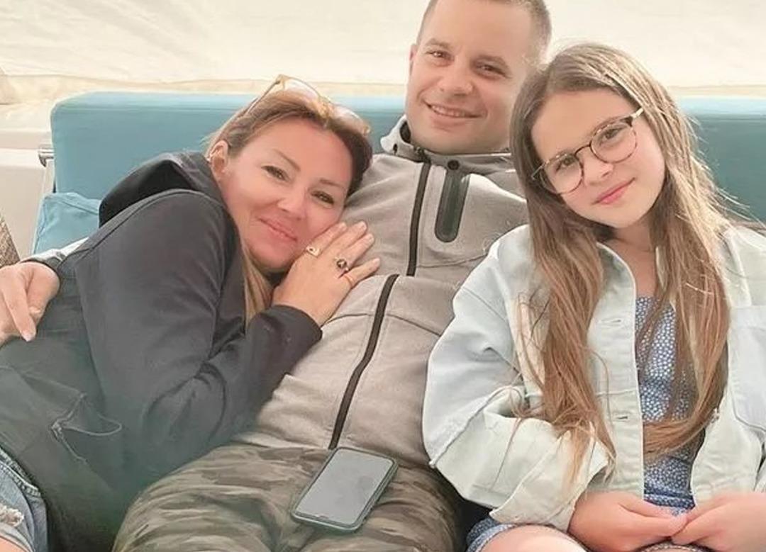 Pınar Altuğ'dan aile pozu! Kızı Su annesinin boyuna geldi