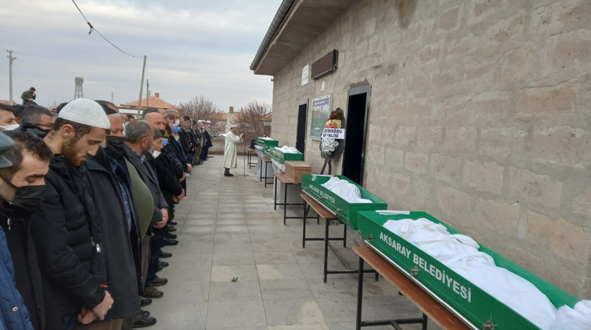 Aksaray'da yeni yılın ilk dakikalarında katliam gibi kaza! 7 kişi &ouml;ld&uuml;, 6'sı toprağa verildi