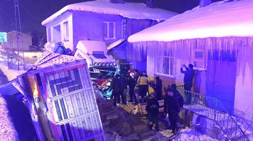 Sivas'ta faciaya ramak kala! Mermer y&uuml;kl&uuml; TIR evin bah&ccedil;esine d&uuml;şt&uuml;