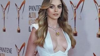 Melis Sezen'den yeni yıl pozu! Bu sefer bacak dekoltesiyle gündemde