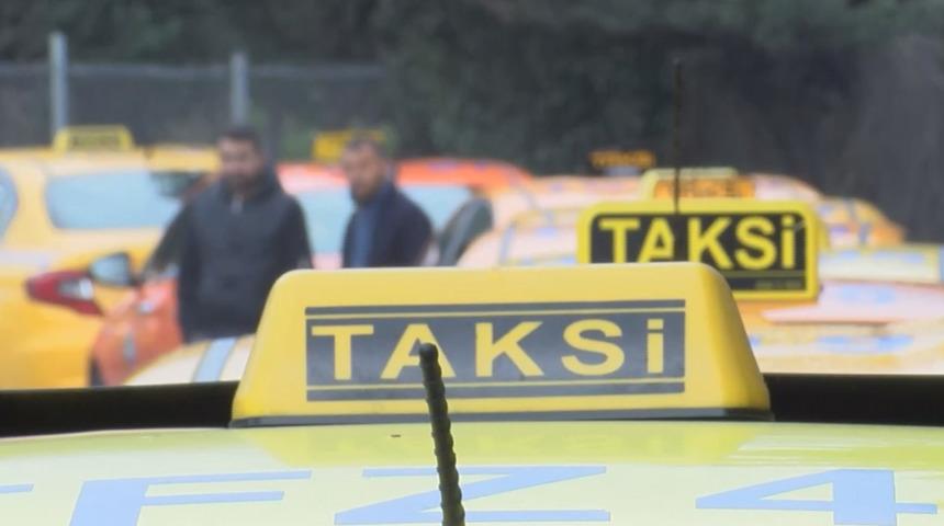İstanbul'da taksiler tarife g&uuml;ncellemek i&ccedil;in kilometrelerce kuyruk oluşturdu