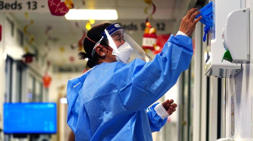 Omicron varyantının yayıldığı İngiltere'de h&uuml;k&uuml;metten işyerlerine uyarı: &Ccedil;alışanların y&uuml;zde 25'i hastalık iznine ayrılabilir