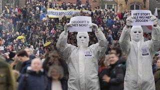 Hollanda'da koronavirüs protestosu! Binlerce kişi sokağa döküldü