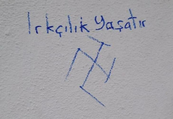 CHP İzmir il binasına gamalı haç ve ırkçılık yazıları! Soruşturma başlatıldı