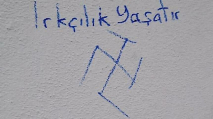 CHP İzmir il binasına gamalı haç ve ırkçılık yazıları! Soruşturma başlatıldı