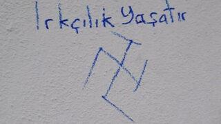 CHP İzmir il binasına gamalı haç ve ırkçılık yazıları! Soruşturma başlatıldı