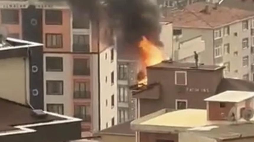 Korku dolu anlar kameraya yansıdı! Alevlere aldırmadan çatıda bekledi