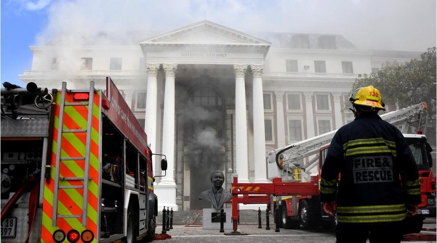 G&uuml;ney Afrika'nın Cape Town şehrindeki parlamento binası yandı, Ulusal Meclis alanı kullanılamaz hale geldi