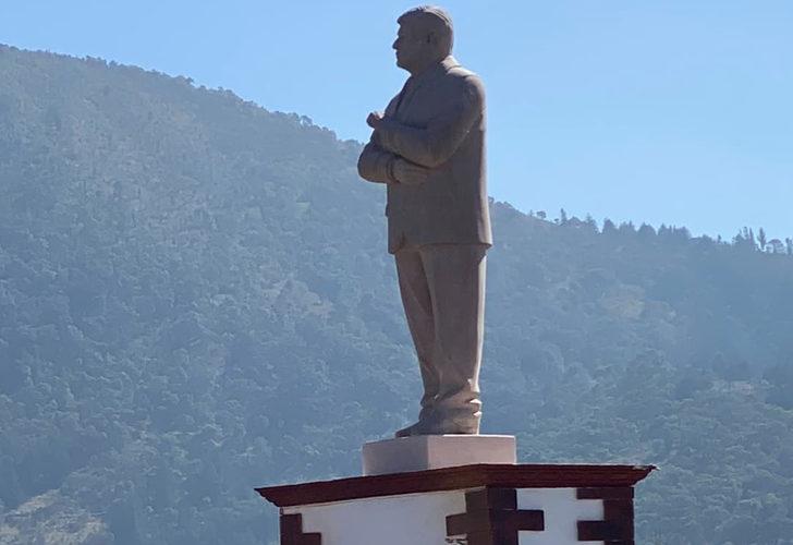 29 Aralık'ta açılan devlet başkanının heykelinin kafası koparıldı