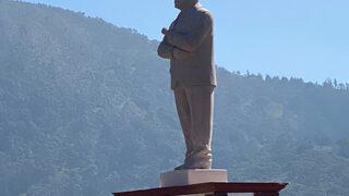 29 Aralık'ta açılan devlet başkanının heykelinin kafası koparıldı