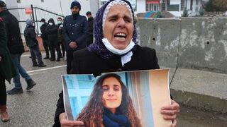 Gülistan Doku'nun annesi Tunceli Adliyesi önünde oturma eylemi başlattı