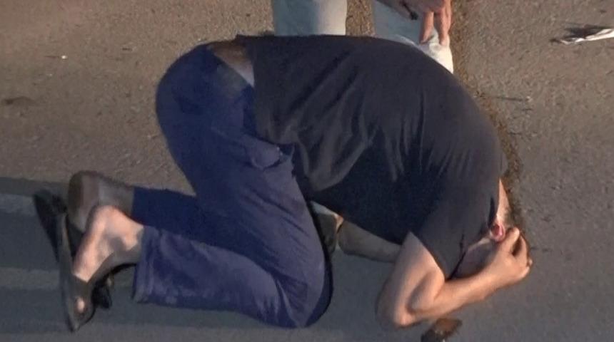 Dizlerinin üstüne çöküp hüngür hüngür ağladı! "Ben bittim abi!"