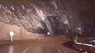 Artvin’de şiddetli yağış heyelanlara neden oldu! Karayolu ulaşıma kapandı