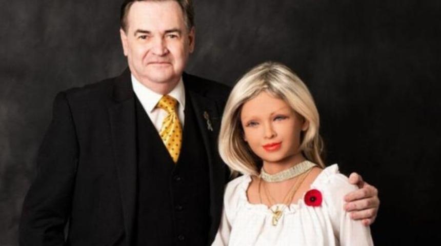 Hayatının aşkı bir şişme bebek! Şimdi onunla evlenmek için gün sayıyor 