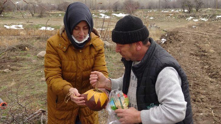 El sanatları ustası çift, yabani kuşlar için su kabağından yuva yapıyor G2