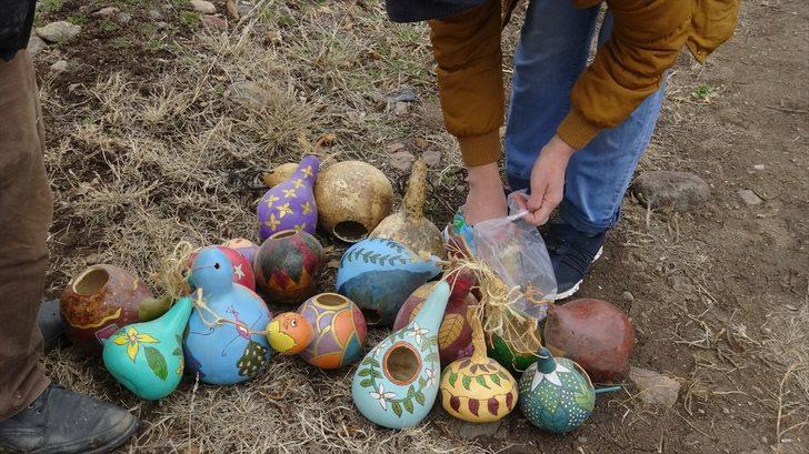 El sanatları ustası çift, yabani kuşlar için su kabağından yuva yapıyor G3