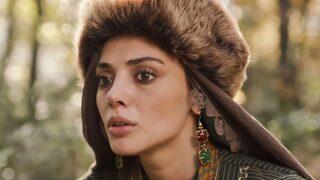 Alparslan Büyük Selçuklu'nun Karaca Hatun'u Rabia Soytürk kırmızı mini şortuyla Instagram'ı salladı!