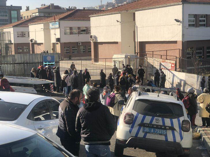 Son Dakika: İzmir'de ortaokulda taciz gerginliği! Veliler ortalığı ayağa kaldırdı