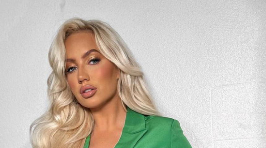 Sosyal medya fenomeni Elle Darby, yeniden ortaya çıkan ırkçı tweetleriyle gündemde! Hayranlarından özür diledi