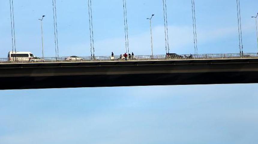 Son dakika: 15 Temmuz Şehitler köprüsünde intihar girişimi! Trafik felç oldu