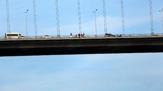 Son dakika: 15 Temmuz Şehitler köprüsünde intihar girişimi! Trafik felç oldu