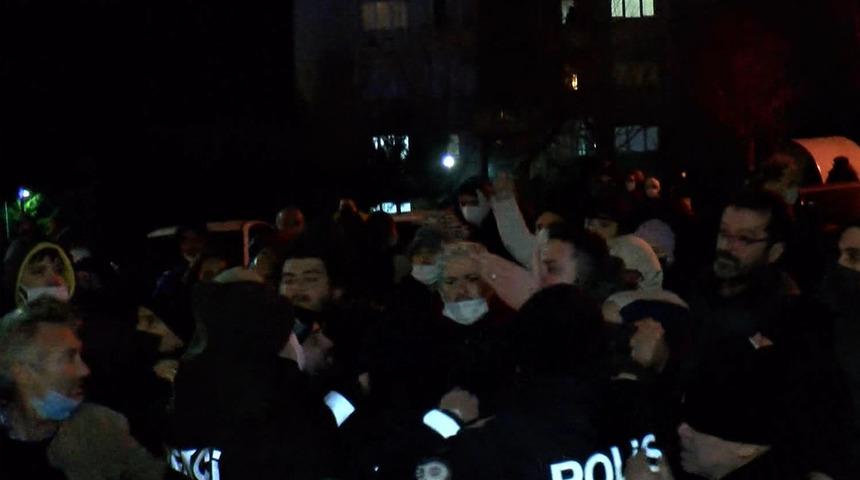 Son dakika! Arnavutköy'de site sakinleri aidata zam yapan yönetimi protesto etti