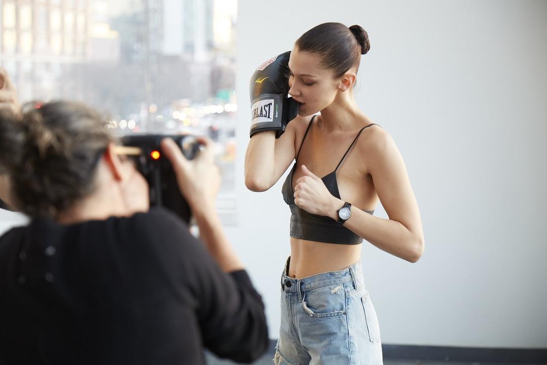 Bella Hadid gecenin yıldızı oldu