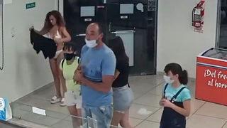 Maskesi olmadığı için uyarıldı! Herkesin önünde soyunup kendisine maske yarattı