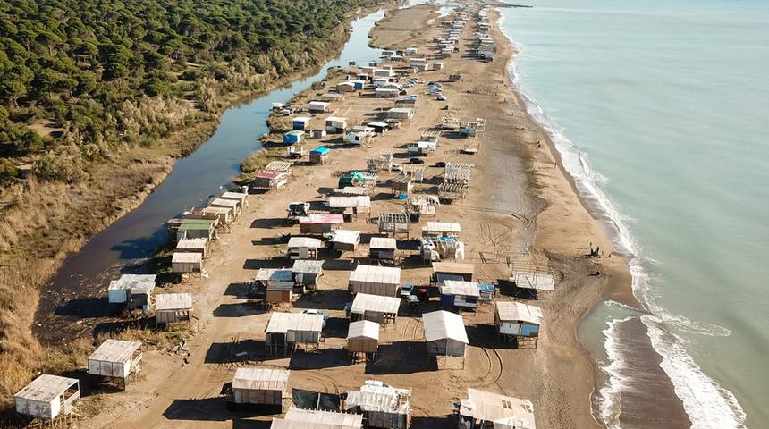 Antalya'da "Pes" dedirten görüntü! Caretta caretta kumsalı, kaçak barakalarla doldu