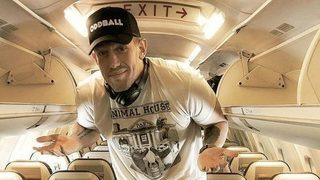 TikTokker Beau Brown, normal uçak koltuğuna sığamadığı için birinci sınıfa yükseltildi