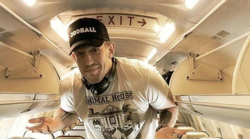 TikTokker Beau Brown, normal uçak koltuğuna sığamadığı için birinci sınıfa yükseltildi