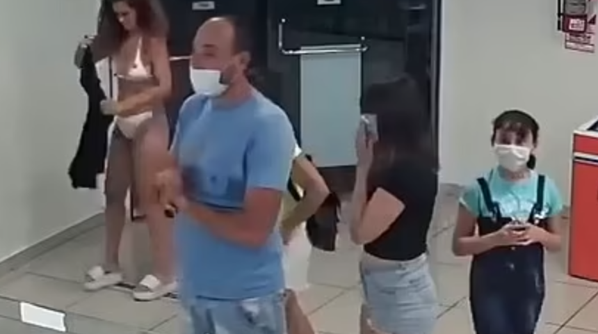 Arjantin'de şaşkına çeviren olay! Elbisesini maske olarak kullanmak istedi, dükkanın orta yerine yarı çıplak geldi