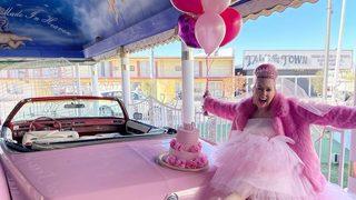 Sosyal medya bu düğünü konuşuyor! Pembe renkle evlenerek bir daha başka renk kullanmamaya yemin etti