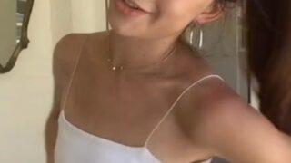 Vücut pozitifliği savunucusu olan Lisa Banks, göğüs ölçüleriyle dalga geçenlere isyan etti