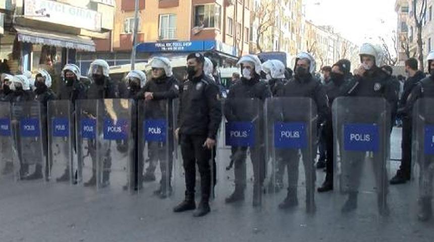 Gaziosmanpaşa'da ortalık karıştı! Pazarcılarla polis karşı karşıya geldi, biber gazlı müdahale...