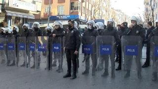 Gaziosmanpaşa'da ortalık karıştı! Pazarcılarla polis karşı karşıya geldi, biber gazlı müdahale...