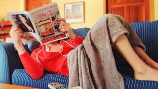 Televizyonun karşında uyuyup kalanlar için koltuğun konforunu artıracak battaniye, yastık ve puf çeşitleri