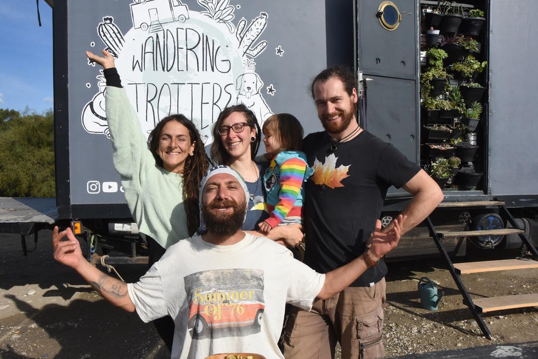 Antalya&rsquo;nın Demre il&ccedil;esi Birleşmiş Milletler gibi! Karavan tatilinde yerli ve yabancı turistler bir araya geldi