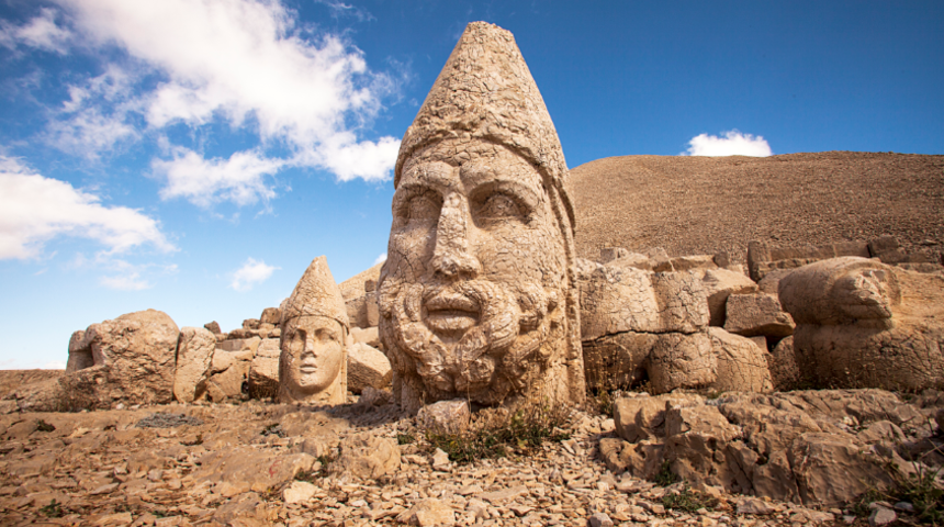 Doğu ve batı medeniyetlerini birleştiriyor! Nemrut Dağı Ören Yeri’nde turist yoğunluğu yaşanıyor
