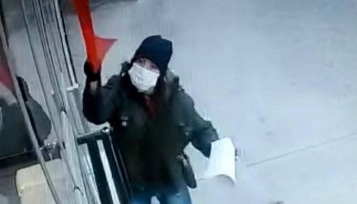 İş yerindeki Türk Bayrağı'nı indirmeye çalışan kadın kameraya yakalandı