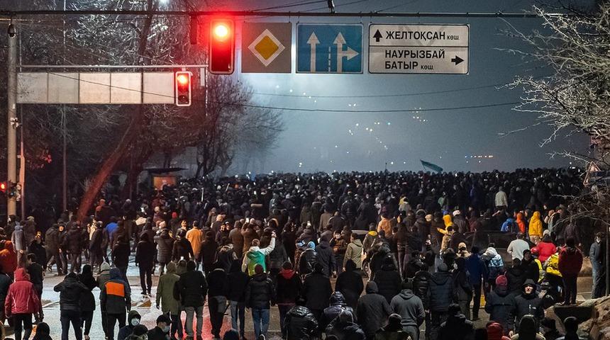 Protestoların b&uuml;y&uuml;d&uuml;ğ&uuml; Kazakistan'da cumhurbaşkanı h&uuml;k&uuml;meti g&ouml;revden aldı