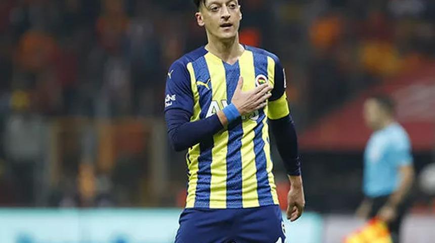 Son dakika: Fenerbah&ccedil;e'de b&uuml;y&uuml;k panik! T&uuml;m g&ouml;zler Mesut &Ouml;zil'e &ccedil;evrildi! Merakla gelecek haber bekleniyor